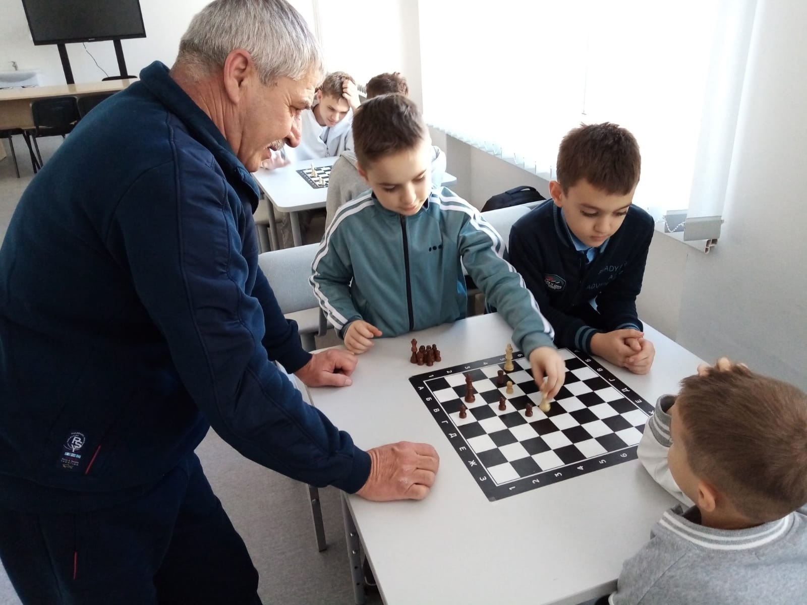 Под руководством тренера преподавателя Плотникова В. М. ребята учатся играть в шахматы